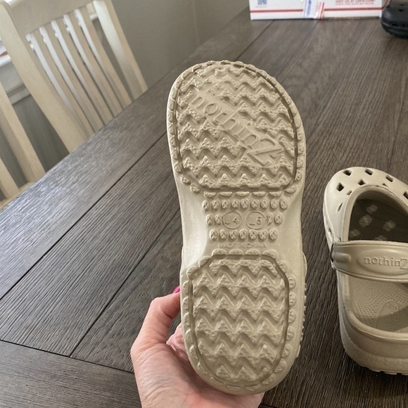 NEW! NOTHINZ SHOES JUNIORS/BIG KID CLOGS | TAN | Size J3 L5 unisex - Picture 7 of 13